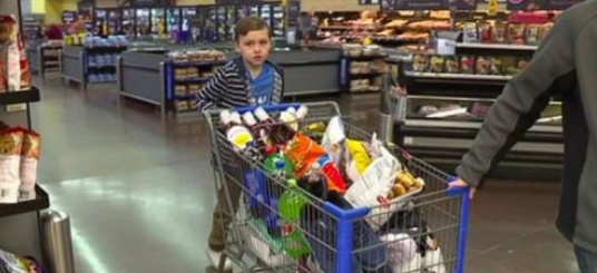 Cet enfant de neuf ans casse toute sa tirelire pour faire les courses pour les sans-abri